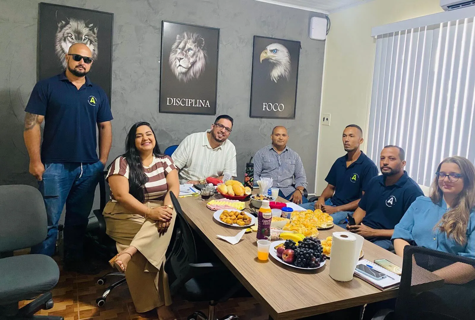 Equipe Atlântic reunida no escritório em Magé
