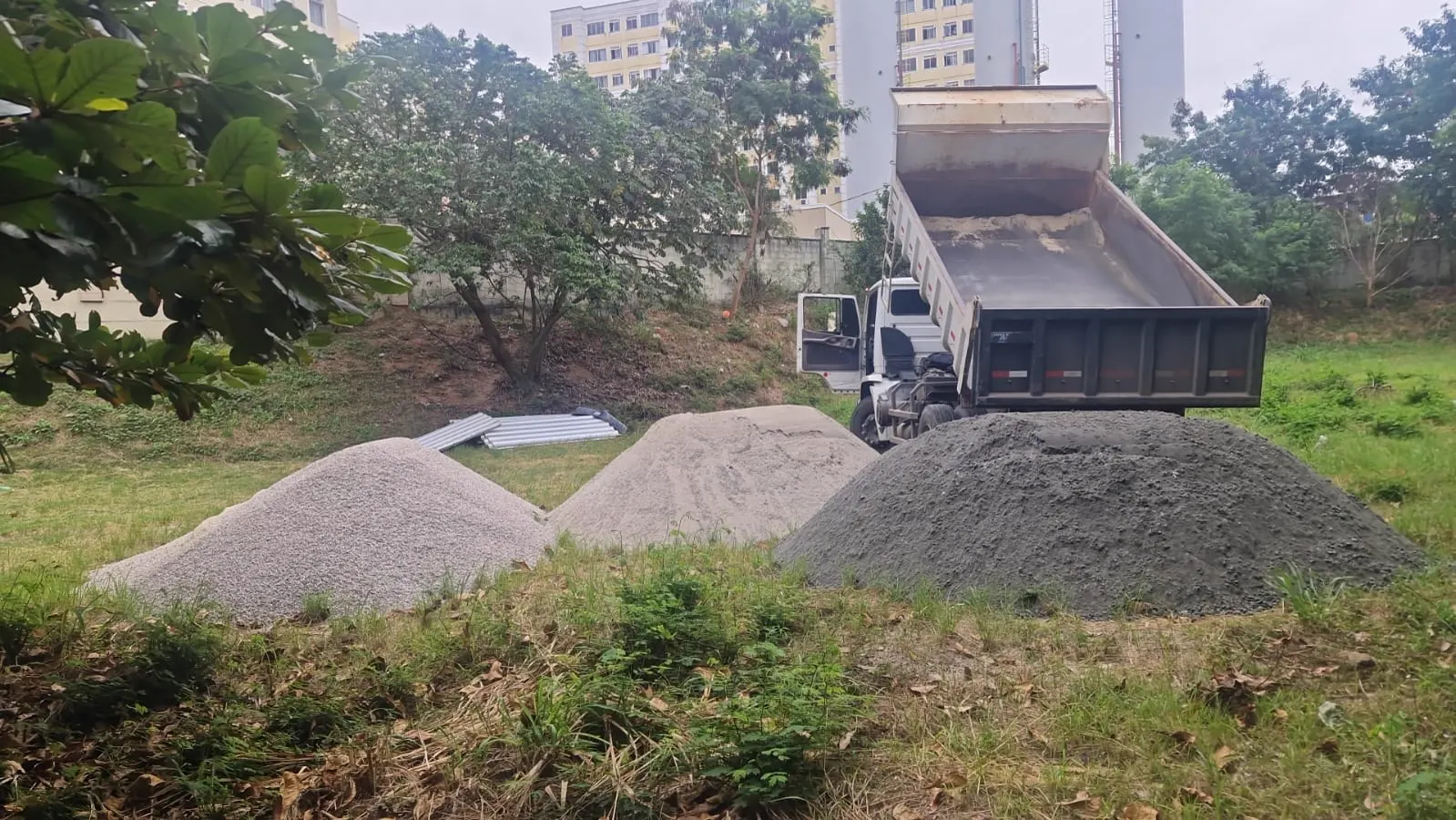 Início de obra material no canteiro